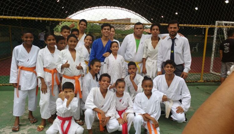 ALUNOS DE PROJETO SOCIAL “PACTO PELA PAZ” DA ACADEPOL PARTICIPAM DE CAMPEONATO DE KARATÊ EM BARREIRINHAS