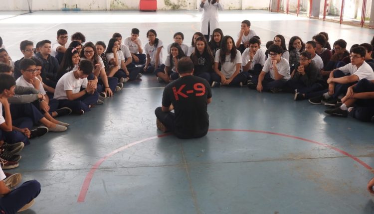 Polícia Civil realiza palestra sobre prevenção ao uso e abuso de entorpecentes em escola da capital