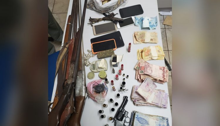 POLÍCIA CIVIL REALIZA OPERAÇÃO ALVORECER E PRENDE 4 PESSOAS, ARMAS E DROGAS EM PEDREIRAS
