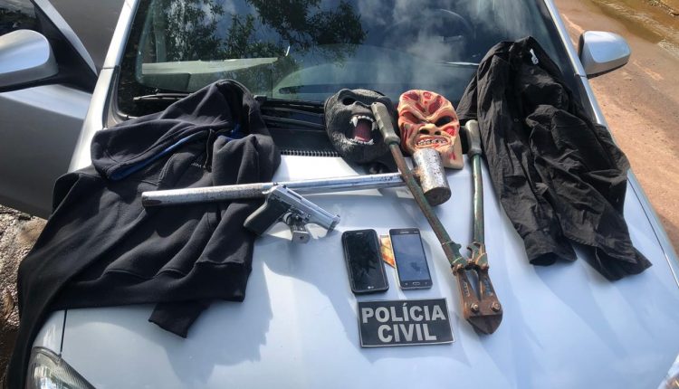 POLÍCIA CIVIL PRENDE EM FLAGRANTE CINCO PESSOAS POR ASSOCIAÇÃO CRIMINOSA ARMADA, POSSE ILEGAL DE ARMA E RECEPTAÇÃO