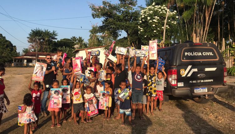 DELEGACIA ESPECIAL DA MULHER DE CURURUPU DISTRIBUI BRINQUEDOS PARA CRIANÇAS DE POVOADO DO MUNICÍPIO