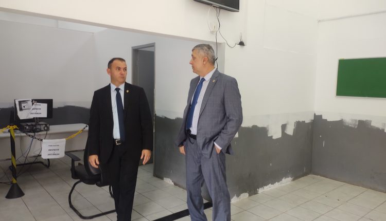 DELEGADO-GERAL JAIR PAIVA FAZ VISITA TÉCNICA PARA MONITORAR REFORMA DO PRÉDIO DO PLANTÃO CENTRAL DAS CAJAZEIRAS, EM SÃO LUÍS
