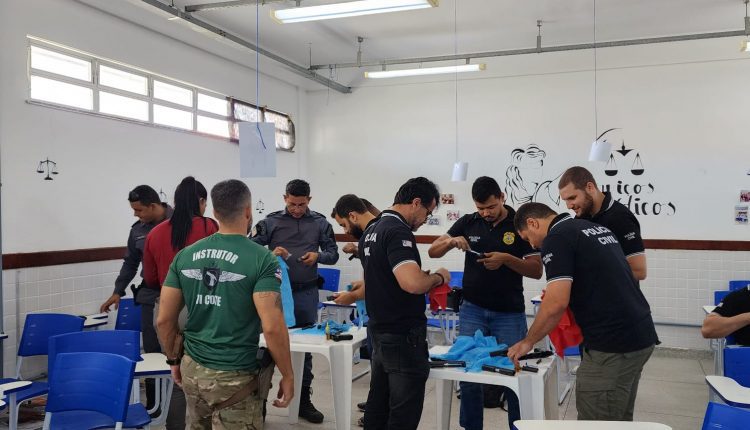 POLICIAIS CIVIS PARTICIPAM DE CURSO DE MONTAGEM E DESMONTAGEM DE CARABINA.556 DO MODELO T4 E DE PISTOLAS .40, EM CURURUPU