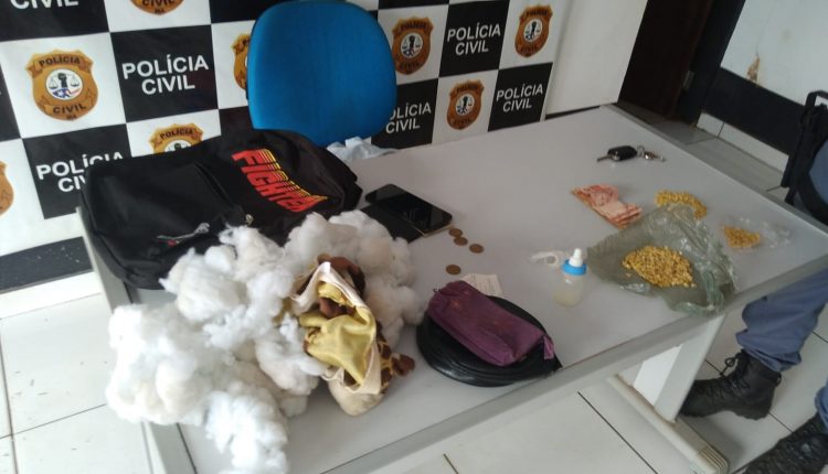 EM PASTOS BONS, POLÍCIA CIVIL PRENDE MULHER COM MAIS DE 800 PEDRAS DE CRACK; A DROGA ESTAVA ESCONDIDA EM UM BONECO DE PELÚCIA