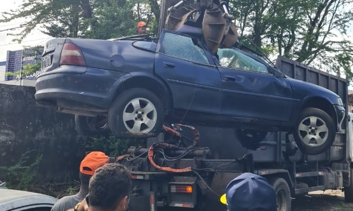 COM AUTORIZAÇÃO INÉDITA DA JUSTIÇA, POLÍCIA CIVIL INICIA REMOÇÃO DE VEÍCULOS SUCATEADOS DO PÁTIO DA DELEGACIA DE ROUBOS E FURTOS DE VEÍCULOS