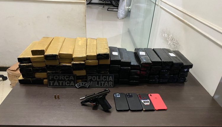 POLÍCIA CIVIL, COM APOIO DA POLÍCIA MILITAR APREENDE  60KG DE MACONHA E PRENDE TRÊS PESSOAS POR TRÁFICO DE DROGAS, EM SANTA RITA