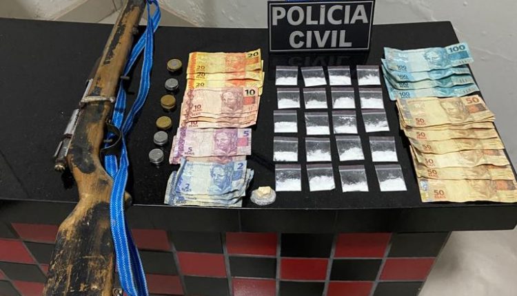 MULHER É PRESA EM FLAGRANTE PELA POLÍCIA CIVIL POR TRÁFICO DE DROGAS E PORTE ILEGAL DE ARMA DE FOGO, EM ARAME