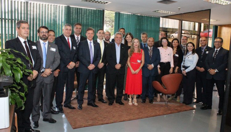DELEGADO-GERAL JAIR PAIVA PARTICIPA DE ENCONTRO COM O PRESIDENTE DA FRENTE PARLAMENTAR DA SEGURANÇA PÚBLICA, DEPUTADO FEDERAL ALBERTO FRAGA, EM BRASÍLIA