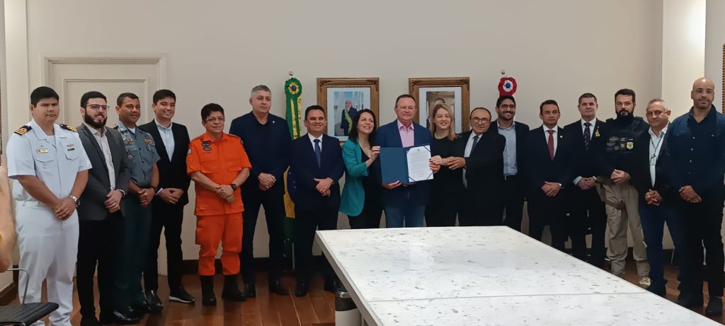 POLÍCIA CIVIL PARTICIPA DA ASSINATURA DO DECRETO QUE CRIA O COMITÊ ESTRATÉGICO PARA A PREVENÇÃO E COMBATE AO DESMATAMENTO ILEGAL, A EXPLORAÇÃO ILEGAL E AOS INCÊNDIOS FLORESTAIS