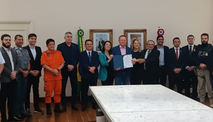 POLÍCIA CIVIL PARTICIPA DA ASSINATURA DO DECRETO QUE CRIA O COMITÊ ESTRATÉGICO PARA A PREVENÇÃO E COMBATE AO DESMATAMENTO ILEGAL, A EXPLORAÇÃO ILEGAL E AOS INCÊNDIOS FLORESTAIS