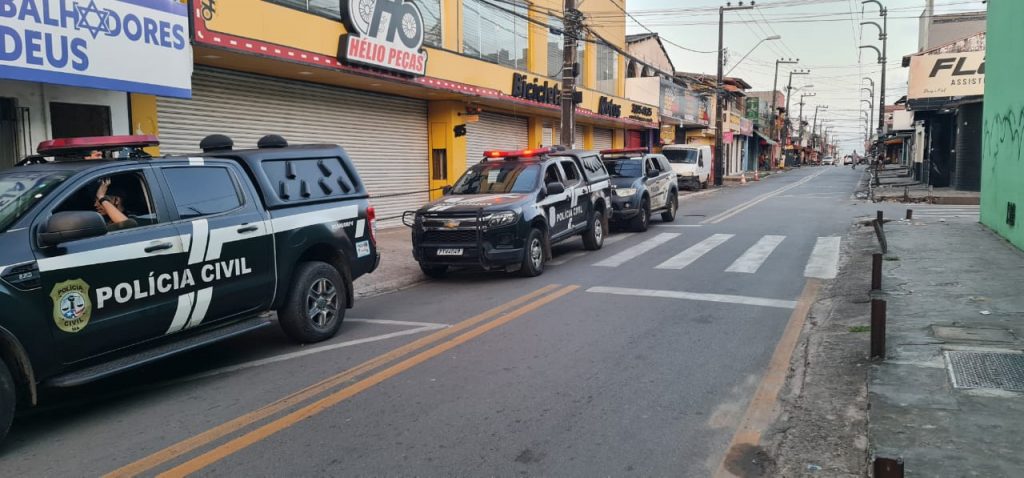 OPERAÇÃO APP – POLÍCIA CIVIL PRENDE, NA GRANDE ILHA, TRÊS SUSPEITOS DE COMETER ASSALTOS CONTRA MOTORISTAS DE APLICATIVO; EM UM DOS CASOS, OS CRIMINOSOS COLOCARAM FACAS NO PESCOÇO DA VÍTIMA PARA COMETER ASSALTO E SEQUESTRO