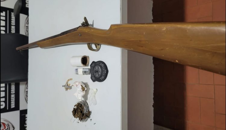 FORÇA-TAREFA DA POLÍCIA CIVIL PRENDE, EM VARGEM GRANDE, DOIS HOMENS POR TRÁFICO DE DROGAS E PORTE ILEGAL DE ARMA DE FOGO