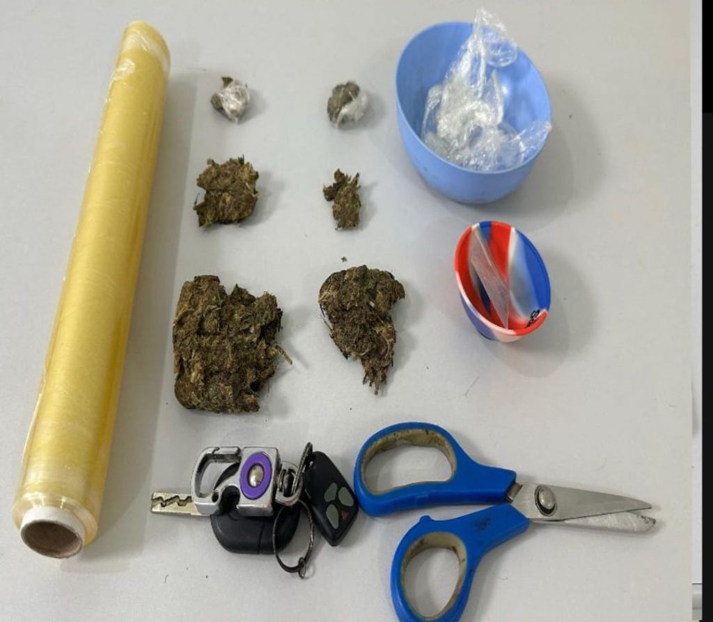 EM AÇÕES DISTINTAS REALIZADAS NA GRANDE ILHA, POLÍCIA CIVIL PRENDE DUAS PESSOAS POR TRÁFICO DE DROGAS; UM DOS ALVOS É UMA MULHER CONSIDERADA FORAGIDA DO DISTRITO FEDERAL