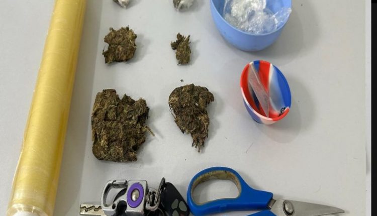 EM AÇÕES DISTINTAS REALIZADAS NA GRANDE ILHA, POLÍCIA CIVIL PRENDE DUAS PESSOAS POR TRÁFICO DE DROGAS; UM DOS ALVOS É UMA MULHER CONSIDERADA FORAGIDA DO DISTRITO FEDERAL