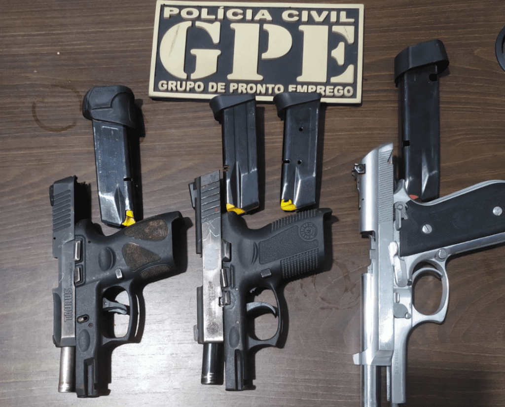 NA BAIXADA MARANHENSE, POLÍCIA CIVIL APREENDE PISTOLAS USADAS POR INTEGRANTES DE FACÇÃO CRIMINOSA