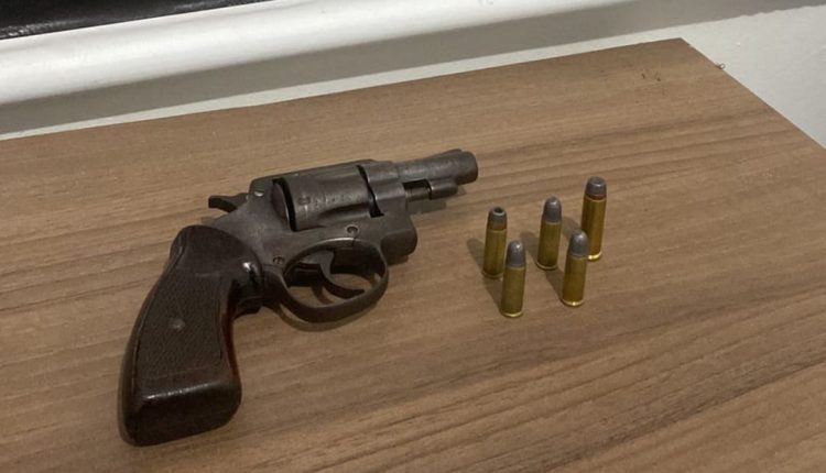 HOMEM É PRESO PELA POLÍCIA CIVIL POR POSSE IRREGULAR DE ARMA DE FOGO EM SÃO DOMINGOS DO MARANHÃO