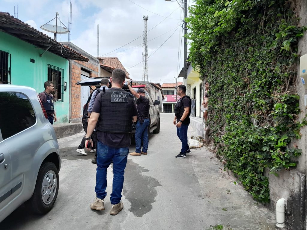 DOIS HOMENS SÃO PRESOS PELA POLÍCIA CIVIL POR RECEPTAÇÃO DE CARGA DE CIGARROS ROUBADA EM SÃO LUÍS