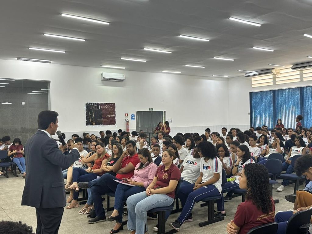POLÍCIA CIVIL MINISTRA PALESTRA SOBRE ENFRENTAMENTO DO BULLYING E CYBERBULLYNG PARA ALUNOS DO IEMA