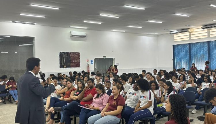 POLÍCIA CIVIL MINISTRA PALESTRA SOBRE ENFRENTAMENTO DO BULLYING E CYBERBULLYNG PARA ALUNOS DO IEMA