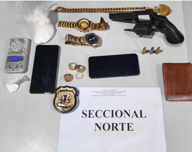 NA REGIÃO METROPOLITANA DE SÃO LUÍS, POLÍCIA CIVIL PRENDE HOMEM PORTANDO ARMA DE FOGO E DROGAS