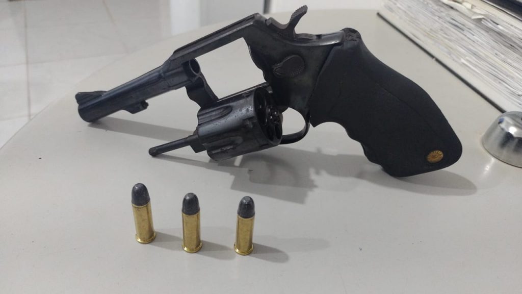 POLÍCIA CIVIL PRENDE, EM BURITICUPU, HOMEM QUE PORTAVA ARMA DE FOGO EM UM BAR