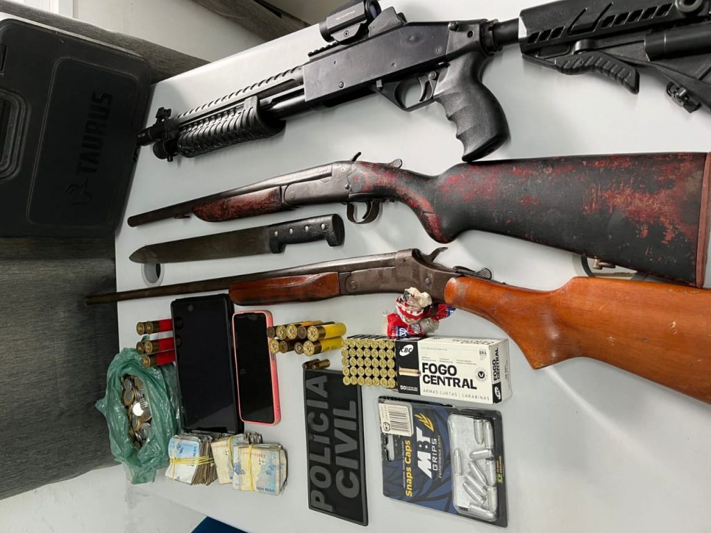 POLÍCIA CIVIL DO MARANHÃO APREENDE ARMAS, MUNIÇÕES E DINHEIRO EM IMÓVEIS DE INDIVÍDUOS LIGADOS A EMPRESÁRIO MORTO A TIROS EM SÃO BENTO