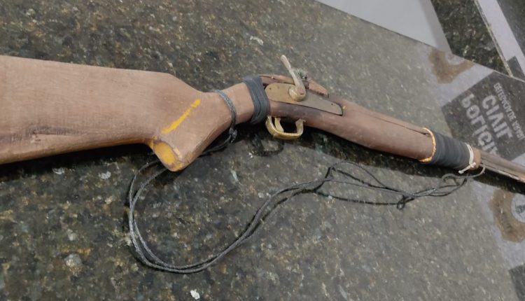 PRESO, EM ARARI, INVESTIGADO DE COMETER OS CRIMES DE VIOLÊNCIA DOMÉSTICA E POSSE ILEGAL DE ARMA DE FOGO