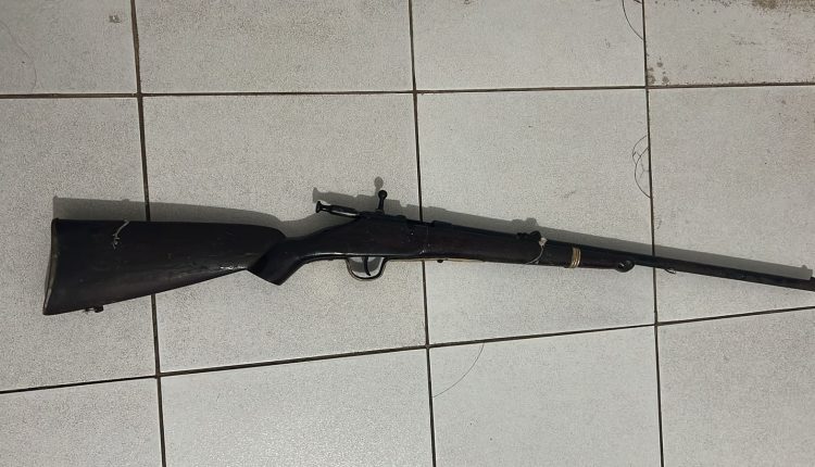 AÇÕES DISTINTAS: POLÍCIA CIVIL PRENDE DOIS HOMENS POR POSSE ILEGAL DE ARMA DE FOGO E ESTUPRO DE VULNERÁVEL NO LESTE MARANHENSE