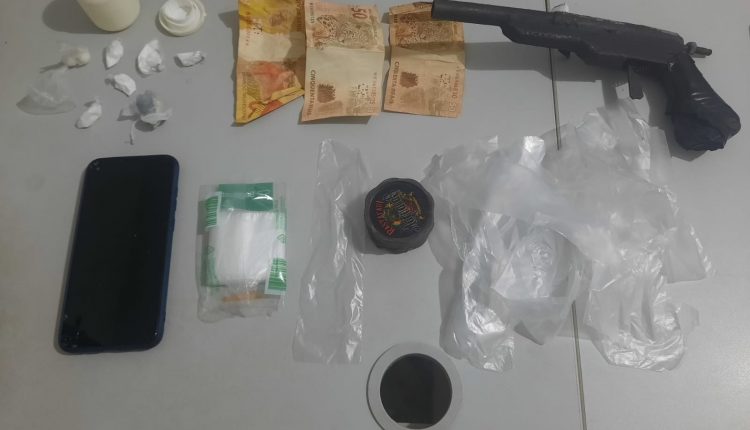APÓS DENÚNCIAS, HOMEM É PRESO PELA POLÍCIA CIVIL POR TRÁFICO DE DROGAS E POSSE ILEGAL DE ARMA DE FOGO EM ITAPECURU-MIRIM
