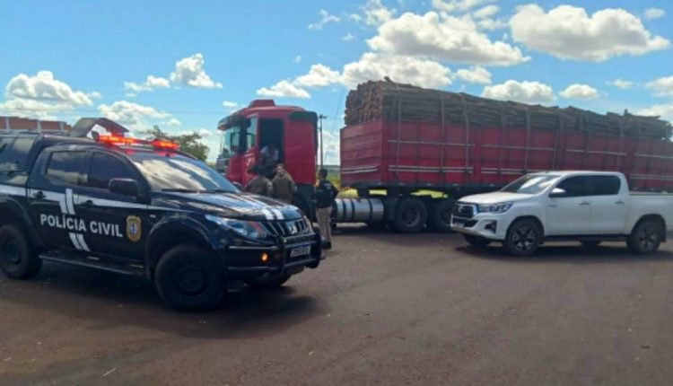 POLÍCIA CIVIL APREENDE CARRETA QUE TRANSPORTAVA MADEIRAS ACIMA DO PERMITIDO EM SÃO DOMINGO DO AZEITÃO