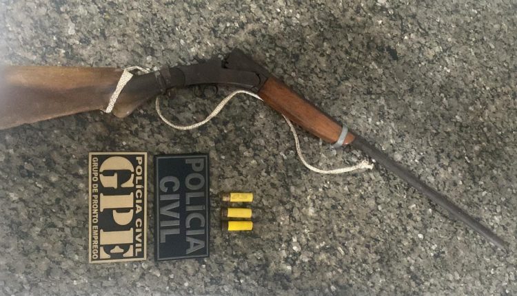 POLÍCIA CIVIL PRENDE SUSPEITO POR PORTE ILEGAL DE ARMA DE FOGO EM SÃO DOMINGOS DO AZEITÃO