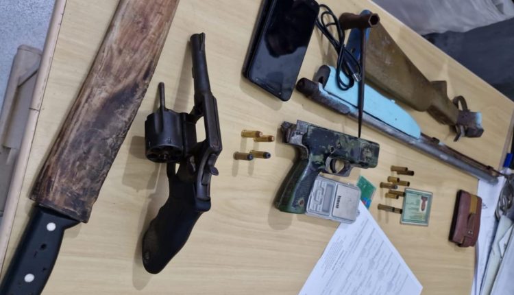 DUAS PESSOAS SÃO PRESAS E DUAS APREENDIDAS DURANTE OPERAÇÃO INTEGRADA EM BACABAL; OS ALVOS SÃO INVESTIGADOS POR HOMICÍDIO E PORTE ILEGAL DE ARMA DE FOGO