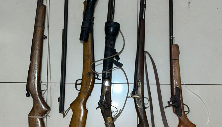 EM ITAPECURU-MIRIM, POLÍCIA CIVIL PRENDE TRÊS INDIVÍDUOS POR POSSE IRREGULAR DE ARMA DE FOGO