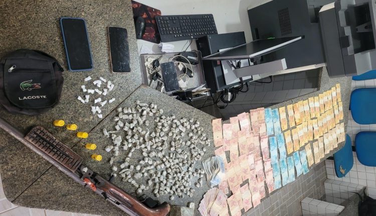 EM ALCÂNTARA, HOMEM É PRESO POR TRÁFICO DE DROGAS E POSSE ILEGAL DE ARMA DE FOGO