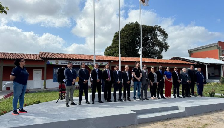 DELEGADO-GERAL MANOEL ALMEIDA NETO PARTICIPA DE SOLENIDADE DE HASTEAMENTO DE BANDEIRAS DO CURSO DE FORMAÇÃO DE POLICIAIS CIVIS