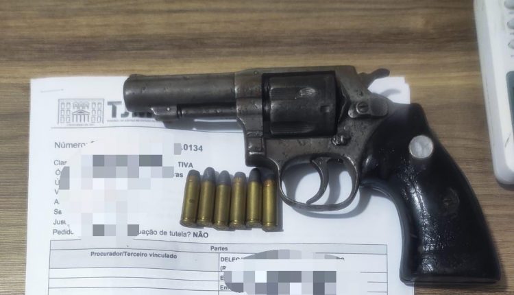 NO INTERIOR DO ESTADO, POLÍCIA CIVIL PRENDE TRÊS INDIVÍDUOS POR POSSE ILEGAL DE ARMA DE FOGO, DESCUMPRIMENTO DE MEDIDA PROTETIVA E FURTO
