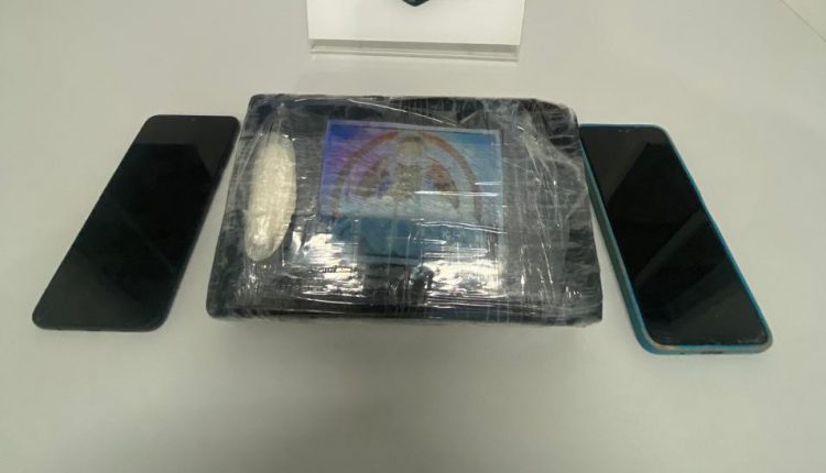 POLÍCIA CIVIL PRENDE HOMEM COM  TABLETE DE COCAÍNA, EM RAPOSA