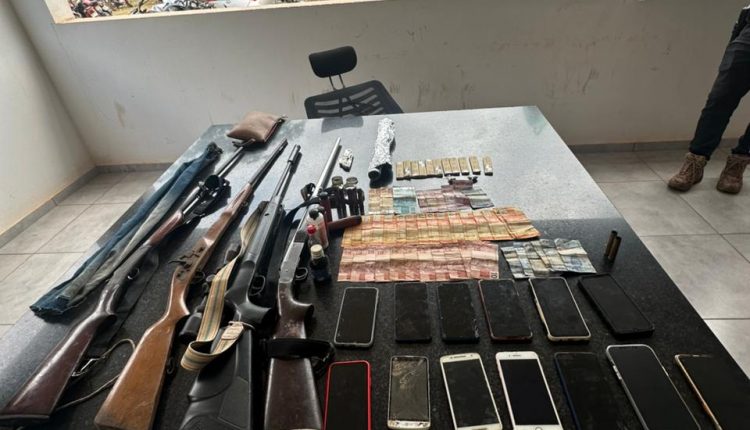 EM JOSELÂNDIA, OPERAÇÃO INTEGRADA PRENDE DOIS HOMENS POR POSSE ILEGAL DE ARMA DE FOGO, TRÁFICO DE DROGAS E ADULTERAÇÃO DE VEÍCULO