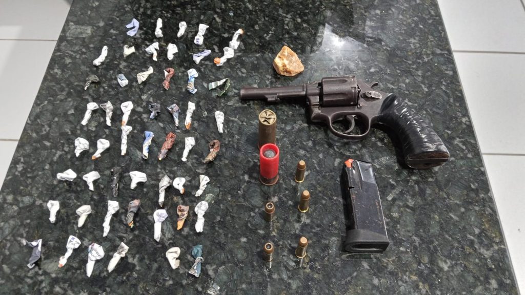 EM PINDARÉ-MIRIM, FORAGIDO DA JUSTIÇA DO PARÁ É PRESO POR TRÁFICO DE DROGAS E PORTE ILEGAL DE ARMA DE FOGO