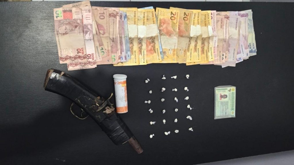 POLÍCIA CIVIL PRENDE HOMEM POR TRÁFICO DE DROGAS E POSSE DE ARMA DE FOGO EM PINDARÉ-MIRIM