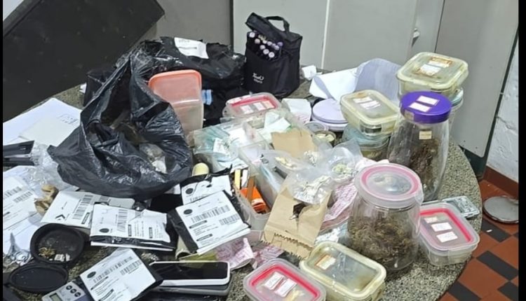 POLÍCIA CIVIL DESMONTA ESQUEMA DE TRÁFICO DE DROGAS EM SÃO LUÍS; TRÊS PESSOAS SÃO PRESAS E DROGAS E SIMULACROS DE ARMAS DE FOGO SÃO APREENDIDOS