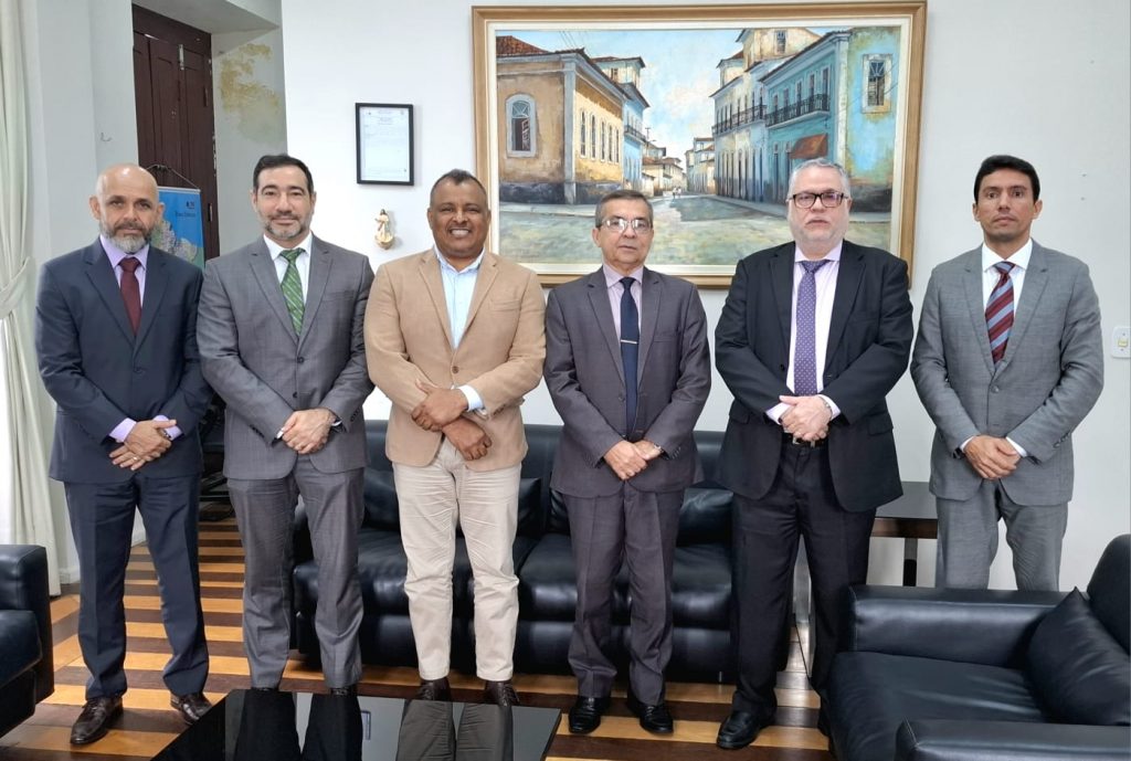 DELEGADO-GERAL AUGUSTO BARROS SE REÚNE COM CORREGEDOR-GERAL DA JUSTIÇA DO MARANHÃO
